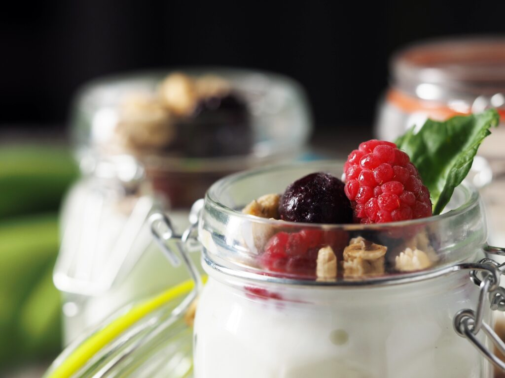 Joghurt und knackfrisches Obst in allen Variationen ...